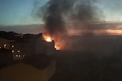 VÍDEO | Així va cremar el pati d'una casa a Mollerussa