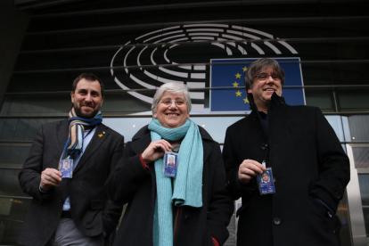 La eurodiputada de JxCat, Clara Ponsatí, a su llegada a la Eurocámara con los también eurodiputados Carles Puigdemont y Toni Comín.