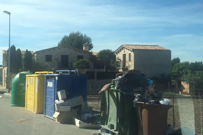 Targetes per a les escombraries - A partir del setembre, els veïns del Palau, Sidamon i Vilanova de Bellpuig utilitzaran una targeta per poder tirar les escombraries als contenidors de la fracció orgànica i rebuig. A la imatge, contenidors de Vi ...