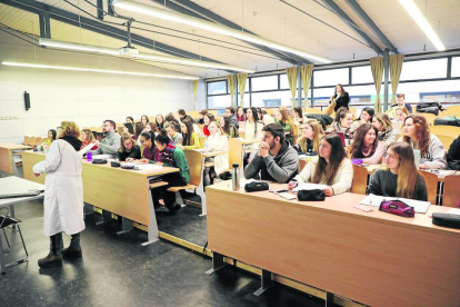 Alumnes assisteixen a una classe de Medicina a la facultat de la Universitat de Lleida (UdL).