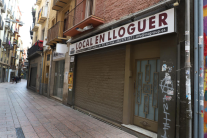 Un local tancat en un carrer Sant Antoni desert, ahir.