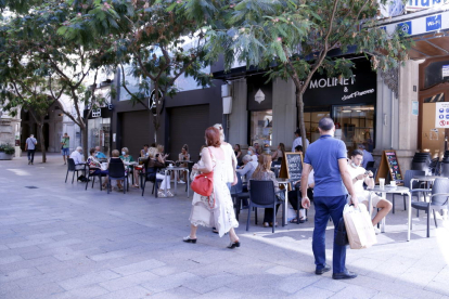 Las terrazas abren a Lleida desde primera hora mientras la mayoría de comercios siguen con cita previa