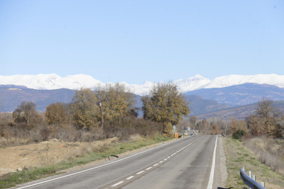 Imagen de una carretera del Sobirà vacía de coches ayer por la mañana.