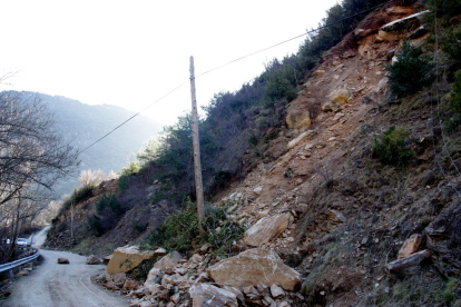 Las rocas que han caído en la calzada en la carretera local que va desde la N-145 a varios núcleos del municipio de les Valls de Valira.