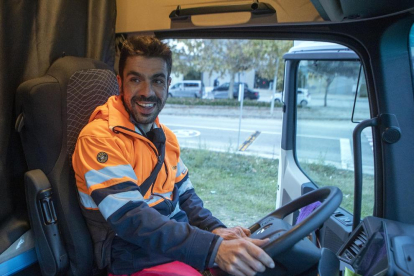 Eduard Molinera, montado en el camión en plena jornada laboral en Guissona.