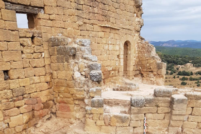 Primers treballs de restauració a la zona del castell.