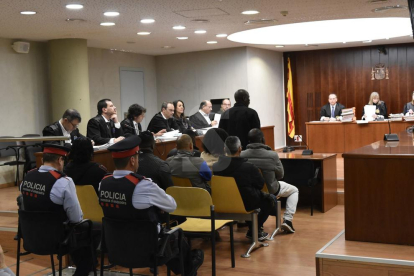 Los acusados de asaltar traficantes, este miércoles en la Audiencia de Lleida.