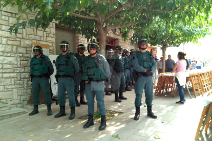 La Guardia Civil, en un punto de votación del referéndum del 1-O en Ivorra, en la Segarra.