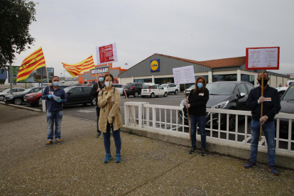 Protesta de CCOO a las puertas de un establecimiento de Lleida.