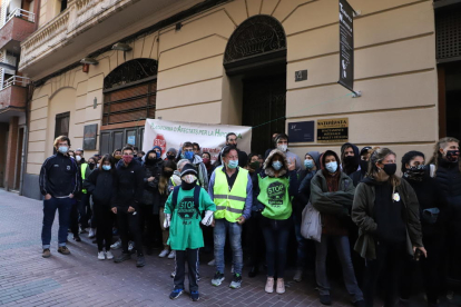 L’afectat va rebre el suport de membres de la PAH, que van evitar el desallotjament.