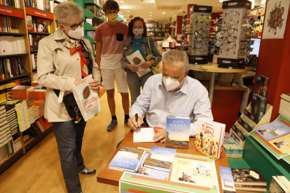 El escritor Rafel Nadal, ayer en la librería Caselles de Lleida firmando ejemplares a sus lectores.