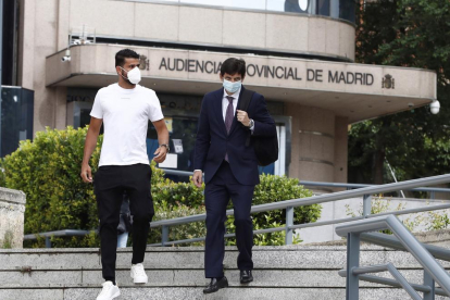 Costa y su abogado abandonan la Audiencia Provincial de Madrid.