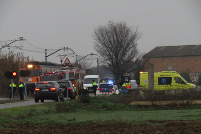 Imagen del vehículo accidentado en medio de las vías, ayer en Golmés. 
