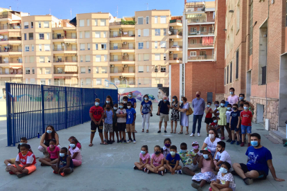 Las ludotecas de Cappont y el Parc de Gardeny reabrieron ayer sus puertas. A la derecha, la concejala Sandra Castro visitando un ‘casal’ de la Fundació Verge Blanca. 