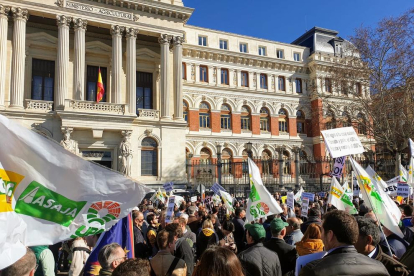 Centenars d’agricultors, ahir davant la seu del ministeri a Madrid.