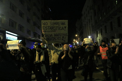 Trabajadores de la hostelería y el ocio nocturno se manifestaron en Barcelona contra las restricciones.