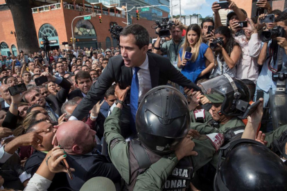 Guaidó y opositores se enfrentaron con la Guardia Bolivariana.