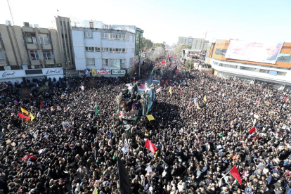 Milers de persones es van concentrar per acompanyar les restes mortals del general Soleimani.