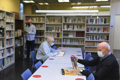 La Fundació La Caixa reobre els seus centres per a gent gran i, a la dreta, usuaris de l’un programa de Naut Aran per promoure l’exercici, ara redefinit per fer-ne a casa.