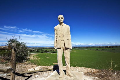 La escultura de Manuel de Pedrolo, obra de Enric Porta Sàrries, que está en L’Aranyó, su pueblo natal.