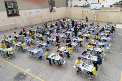 El torneig entre l'alumnat de Primària va omplir el pati del centre.