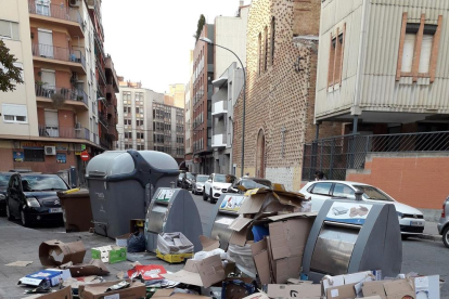 Abocaments d’escombraries a la plaça Santa Maria Magdalena.