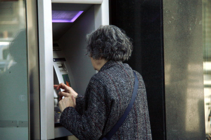 Els bancs volen que els clients utilitzin el caixer automàtic en lloc d’entrar a les oficines.