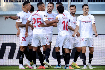 Els jugadors del Sevilla celebren el primer gol de Reguilón.