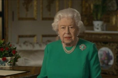 Un momento del discurso a los británicos de la reina Isabel II.