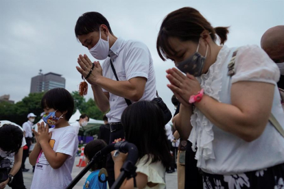 Ciudadanos nipones ayer durante el acto conmemorativo en el Parque de la Paz de Hiroshima.