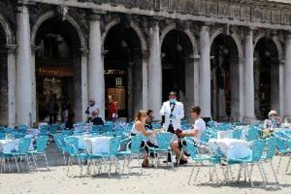 Los turistas asoman en Venecia como aves raras 