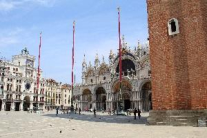 Los turistas asoman en Venecia como aves raras 