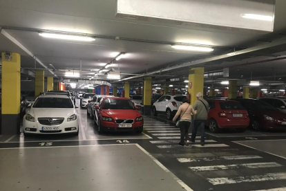 A la izquierda, imagen del interior del parking y a la derecha, el aparcamiento exterior para empleados.