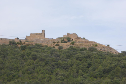 El castell i l’església medievals de Lladurs, al Solsonès.
