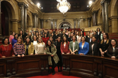 Fotografia de grup de les 59 diputades del Parlament de Catalunya, ahir a l’hemicicle.