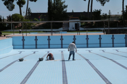 Operaris fent tasques de manteniment a les piscines municipals de les Borges Blanques.