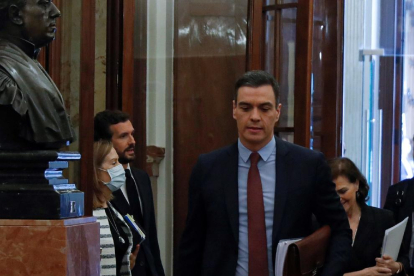 Pedro Sánchez se encontró con un Pablo Casado, al fondo, que ha endurecido su discurso.