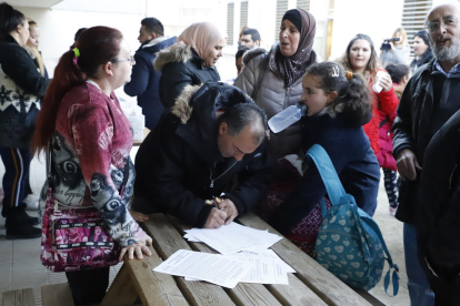 Un berenar popular va amenitzar el tret de sortida a la campanya de recollida de signatures.
