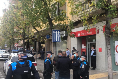 Atraquen un banc de l'avinguda Prat de la Riba de Lleida