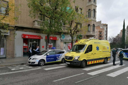 Atraquen un banc de l'avinguda Prat de la Riba de Lleida