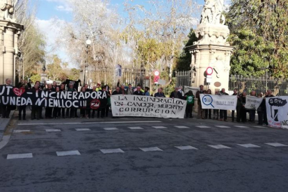 Concentración con presencia leridana en el Parc de la Ciutadella, que acoge el Parlament, contra de proyectos de incineración de residuos.