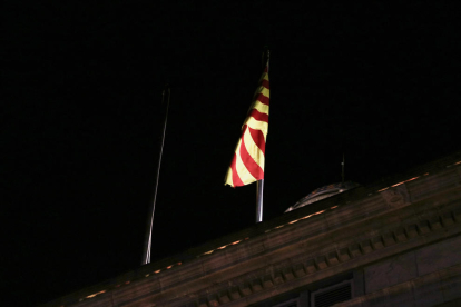 Fiscalía y Mossos investigan la retirada de la bandera española del Palau de la Generalitat