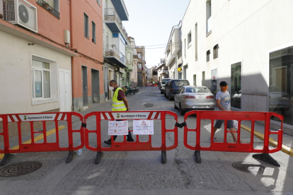 Imatge d’un dels carrers d’Aitona on s’ha restringit la mobilitat.