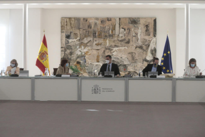 El presidente del gobierno español, Pedro Sánchez, con los cuatro vicepresidentes en la reunión del Consejo de Ministros de este martes.