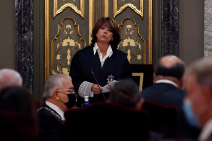 La fiscal general del Estado, Dolores Delgado, interviene durante la inauguración del año judicial, este lunes en el Salón de Plenos del Tribunal Supremo, en Madrid.