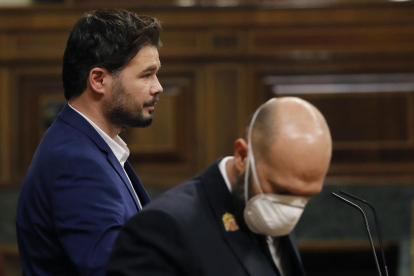Rufián, ahir, al Congrés, al costat d’un empleat de la cambra baixa protegit amb una màscara.
