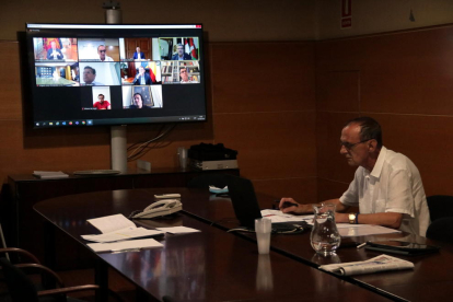 El alcalde de Lleida, Miquel Pueyo, durante la reunión telemática con otros alcaldes de otros nueve ciudad del Estado.