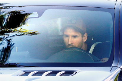 El davanter del Barcelona Lionel Messi a la seua arribada aquest dilluns, a la Ciutat Esportiva Joan Gamper per començar la pretemporada amb el conjunt blaugrana, després que divendres passat anunciés la seua decisió de complir finalment l'any que li queda de contracte.