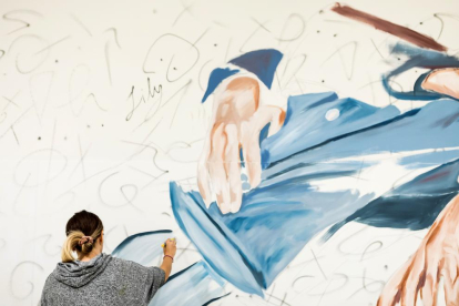 L’artista lleidatana va començar a treballar al mural de l’interior de la clínica aquest mateix dilluns.