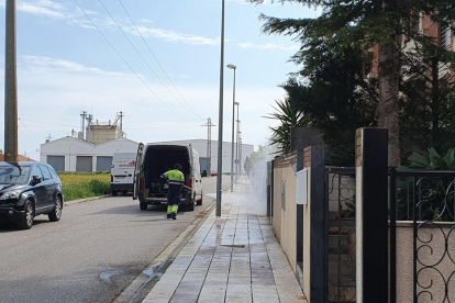 Trabajos de limpieza en las calles de la capital del Pla d'Urgell.
